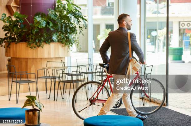 zakenman met fiets die naar huis na het werk gaat - maatschappelijk verantwoord ondernemen stockfoto's en -beelden