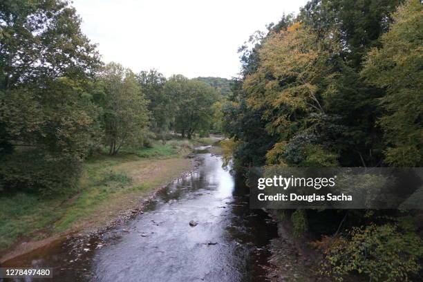 high angle view of a low flowing river - high and low stockfoto's en -beelden