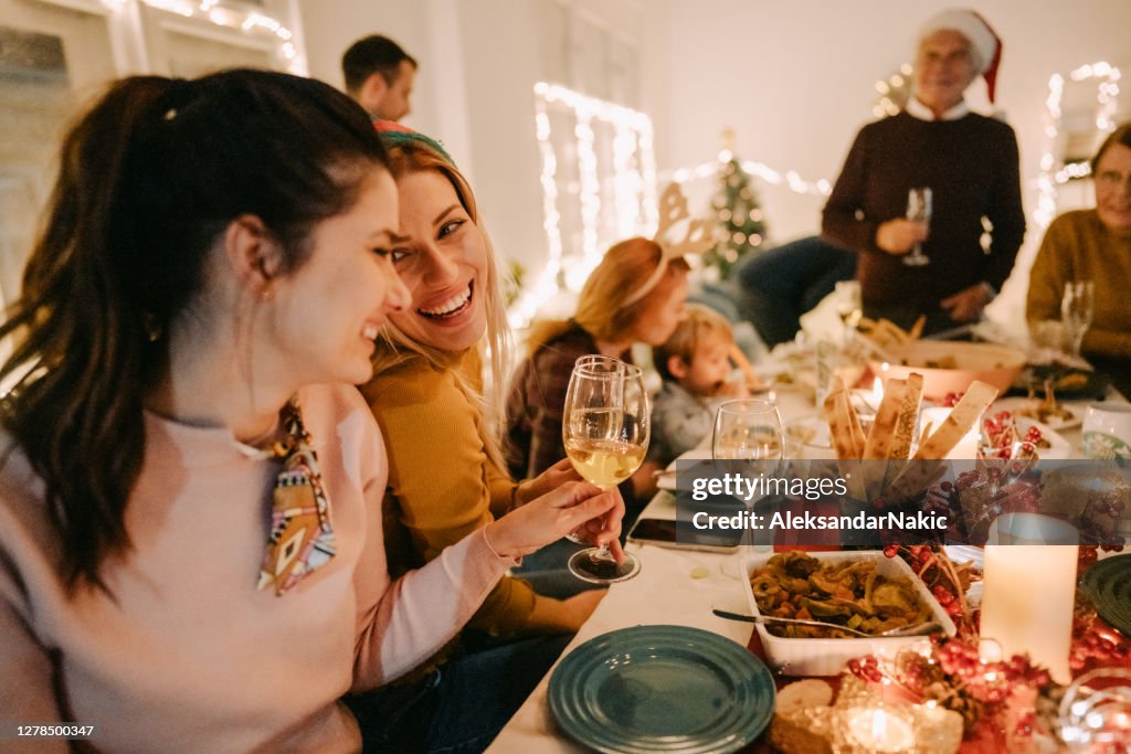 Mehrgenerationenfamilie feiert Weihnachten zu Hause