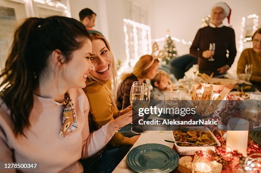 Mehrgenerationenfamilie feiert Weihnachten zu Hause Mehrgenerationenfamilie feiert Weihnachten zu Hause