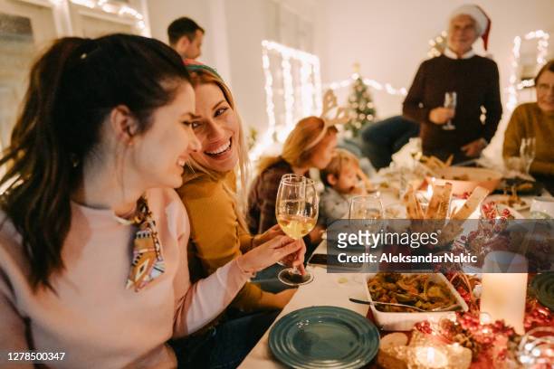 mehrgenerationenfamilie feiert weihnachten zu hause - warmes abendessen stock-fotos und bilder