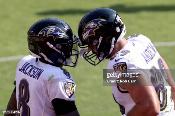 Tight end Mark Andrews of the Baltimore Ravens celebrates with quarterback Lamar Jackson after catching a second half touchdown pass against the...