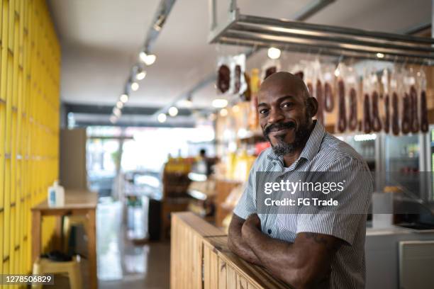 porträt eines glücklichen kleinunternehmers - butcher portrait stock-fotos und bilder