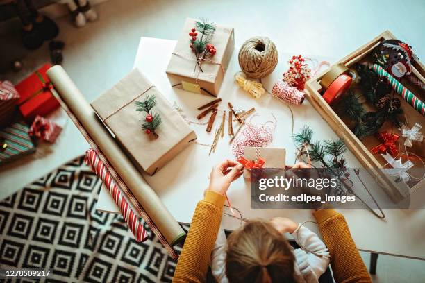 fai da solo dei regali di natale a casa - avvolto foto e immagini stock