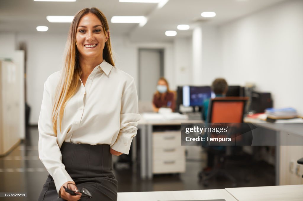 Une femme d’affaires regardant l’appareil-photo.