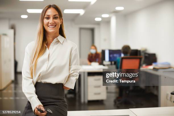 una donna d'affari che guarda la macchina fotografica. - menomazione foto e immagini stock