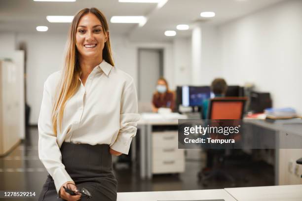 one business woman looking at camera. - amputado imagens e fotografias de stock