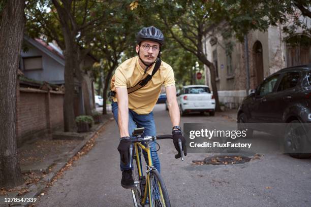 ihre bestellung ist auf dem weg - fahrradkurier stock-fotos und bilder