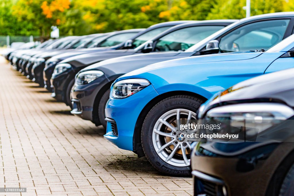Een rij gebruikte auto's van BMW die bij een openbare autodealer in Hamburg, Duitsland worden geparkeerd