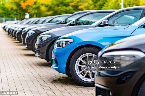 en rad begagnade bmw bilar parkerade på en offentlig bilhandlare i hamburg, tyskland - bilförsäljare bildbanksfoton och bilder