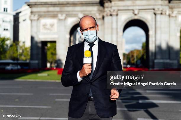 breaking news reporters reporting on coronavirus from china - tv reporter stock pictures, royalty-free photos & images
