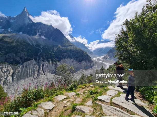 familienwanderung durch das gletschertal mer de glace in frankreich, chamonix, mont blanc - haute savoie stock-fotos und bilder