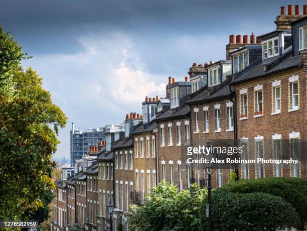 view of brick georgian-style terraced houses in hampstead village, london - hampstead stockfoto's en -beelden