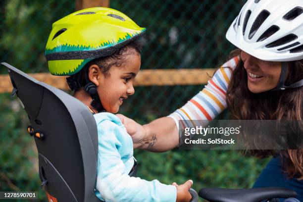 bonding bike ervaring - familie fietsen close up stockfoto's en -beelden