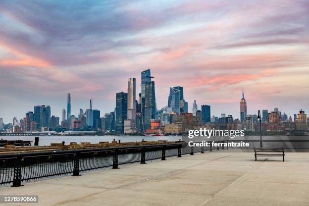 blick auf die skyline von new york city von hoboken - new jersey bei new york stock-fotos und bilder