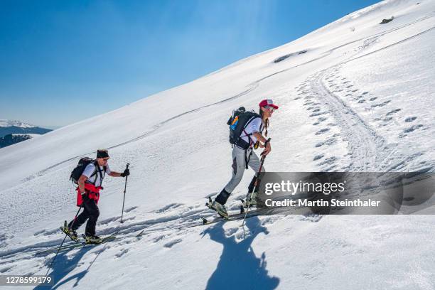 skitour in winterlandschaft kärntens - scialpinismo foto e immagini stock