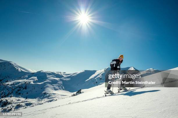 frau geht skitour in winterlandschaft kärntens - scialpinismo foto e immagini stock