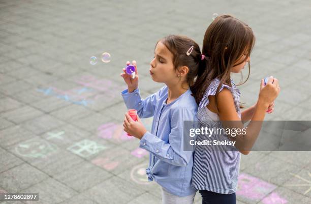 back to back soap bubbles challenge - bellenblaas stockfoto's en -beelden