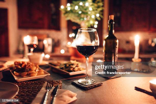 tisch für das abendessen eingerichtet - empty wine glass stock-fotos und bilder