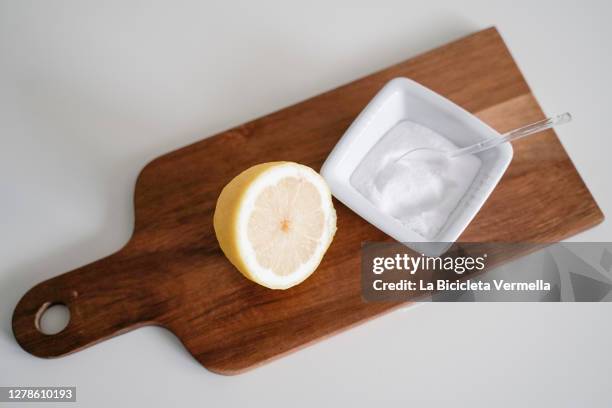 lemon and baking soda on wooden board - natron stock-fotos und bilder