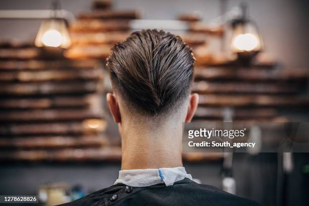 hübscher mann mit modernem haarschnitt - hairstyle stock-fotos und bilder