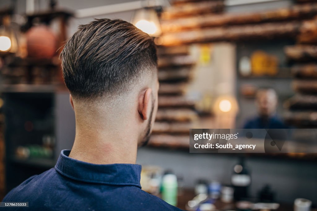 Homme beau avec la coupe de cheveux moderne
