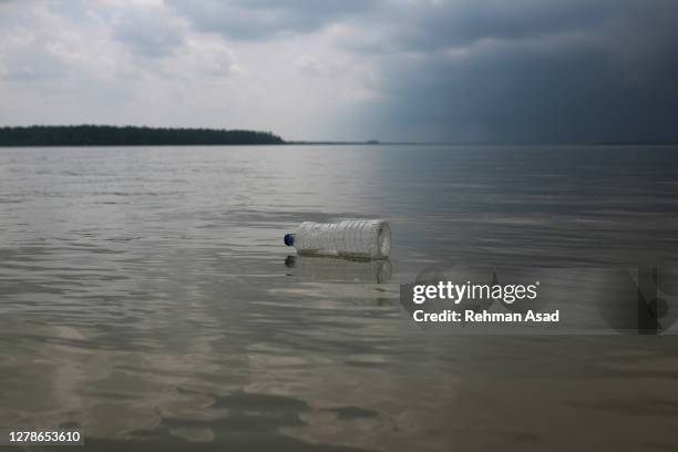 plastic pollution - khulna 個照片及圖片檔