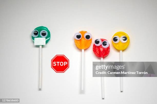 lollipops with cartoon eyes. social distancing. - anti bullying symbols 個照片及圖片檔