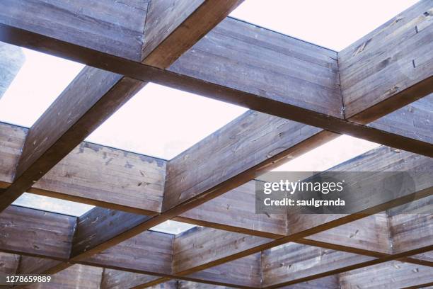ceiling with wooden grid structure inside - deckenverkleidung holz stock-fotos und bilder