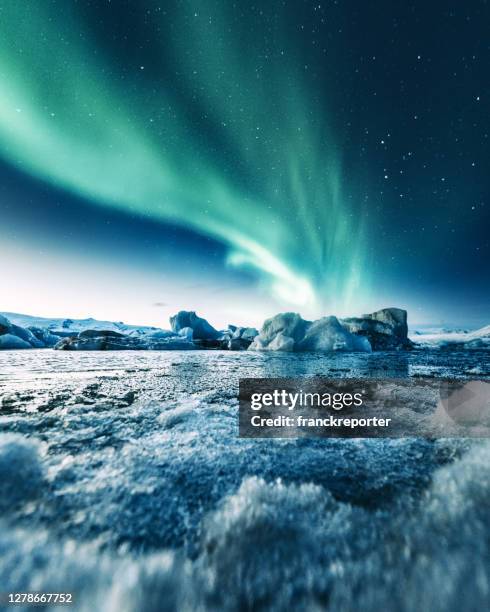 aurora borealis in jokulsarlon - jökulsárlón lagoon stock-fotos und bilder