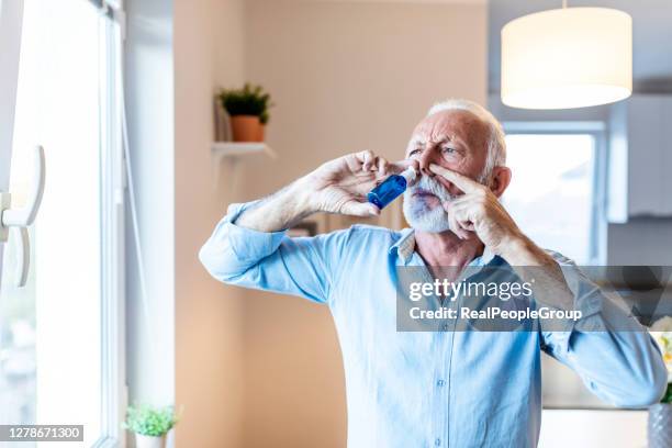 de druipende neusdalingen van de mens - long nose stockfoto's en -beelden