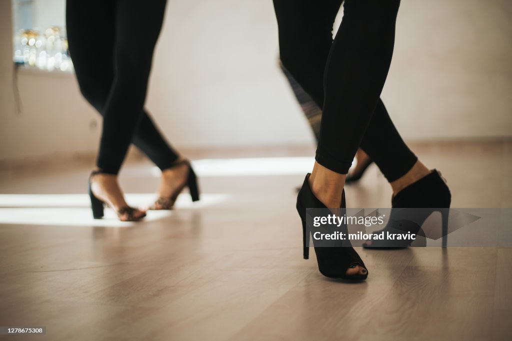 Clase de bailarina profesional bailando en estudio de baile