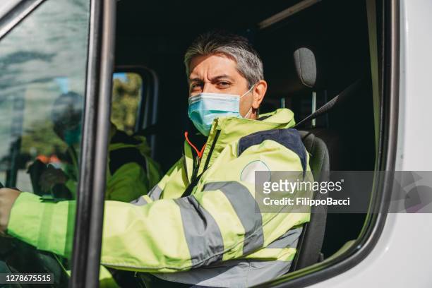 retrato de um motorista de ambulância com uma máscara facial protetora - driving mask - fotografias e filmes do acervo