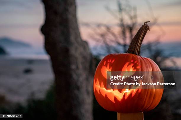 jack-o'-lantern coast 2020 halloween - fries stockfoto's en -beelden