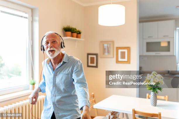 volwassen mens met hoofdtelefoon die aan de muziek luistert - groove stockfoto's en -beelden
