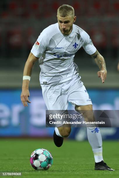 Felix Platte of Darmstadt runs with the ball during the Second Bundesliga match between 1. FC Nürnberg and SV Darmstadt 98 at Max-Morlock-Stadion on...