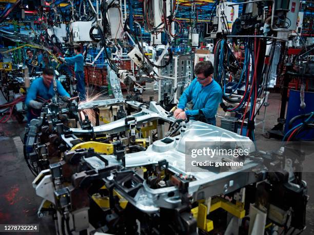 autoproductie - auto manufacturing stockfoto's en -beelden