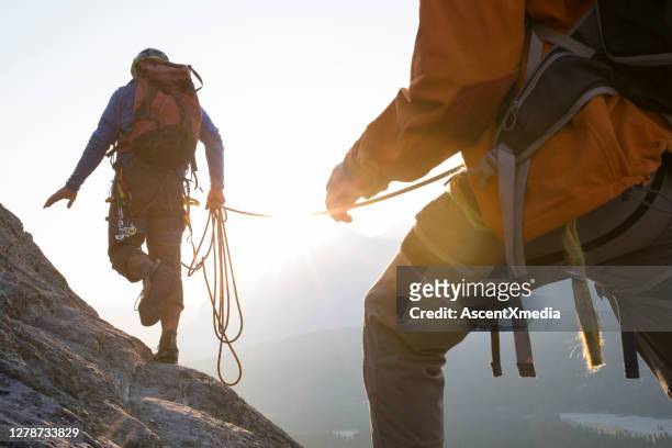 bergsklättringsrep - climber hands bildbanksfoton och bilder
