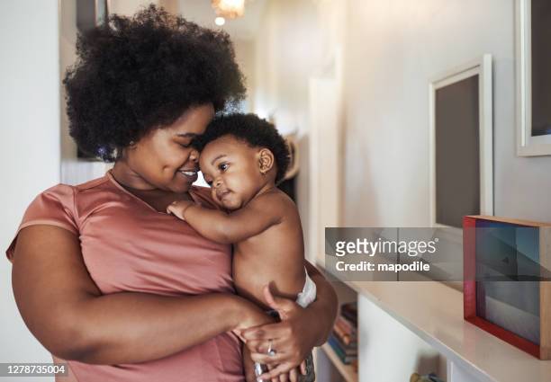 sie ist mein süßes kleines mädchen - black mother holding newborn stock-fotos und bilder