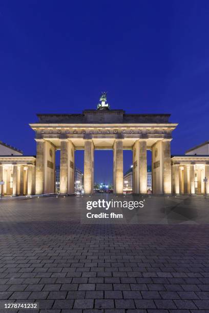 brandenburg gate at blue hour - berlin/ germany - pariser platz stock-fotos und bilder