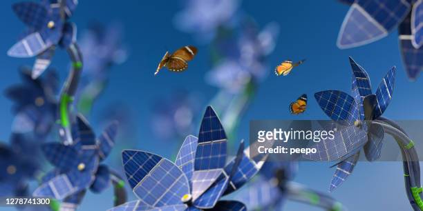 beaucoup de fleurs de panneau solaire générant l’énergie durable près des papillons - innovation photos et images de collection