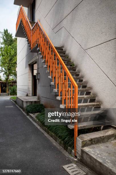 yellow stair railing - auskragung stock-fotos und bilder