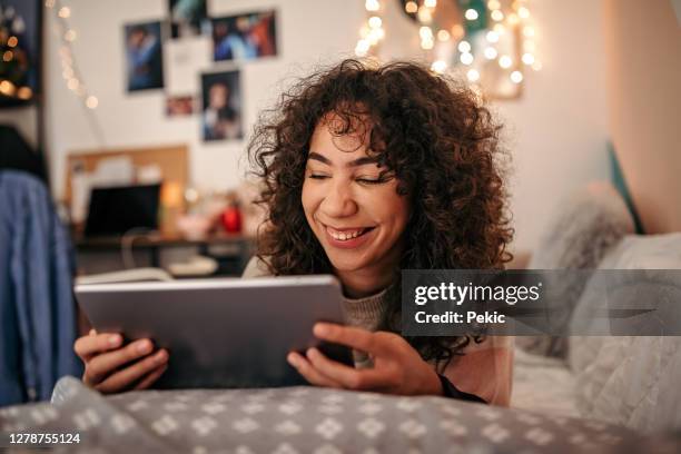 jong meisje dat met een familie op een videovraag tijdens de tijd van kerstmis spreekt - mother daughter webcam stockfoto's en -beelden