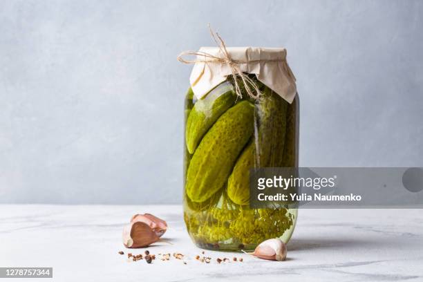 fermenting cucumbers in glass jar. - pickles fotografías e imágenes de stock