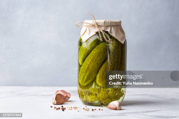 fermenting cucumbers in glass jar. - cetriolino foto e immagini stock