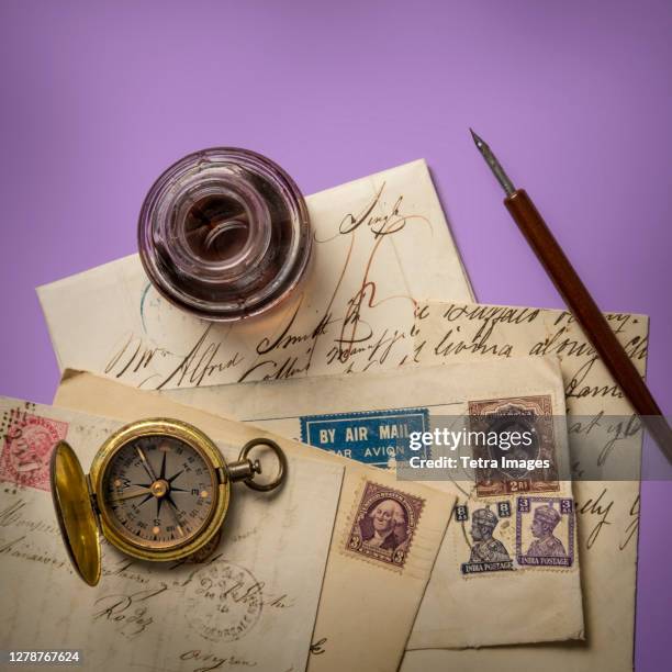 antique ink well and old letters on purple background - encrier photos et images de collection