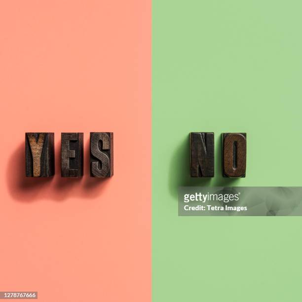 wooden printer font letters spelling words yes and no - yes foto e immagini stock