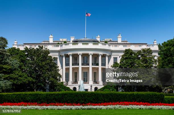 usa, washington d.c., white house with green grass and summer sky - white house washington dc stock pictures, royalty-free photos & images