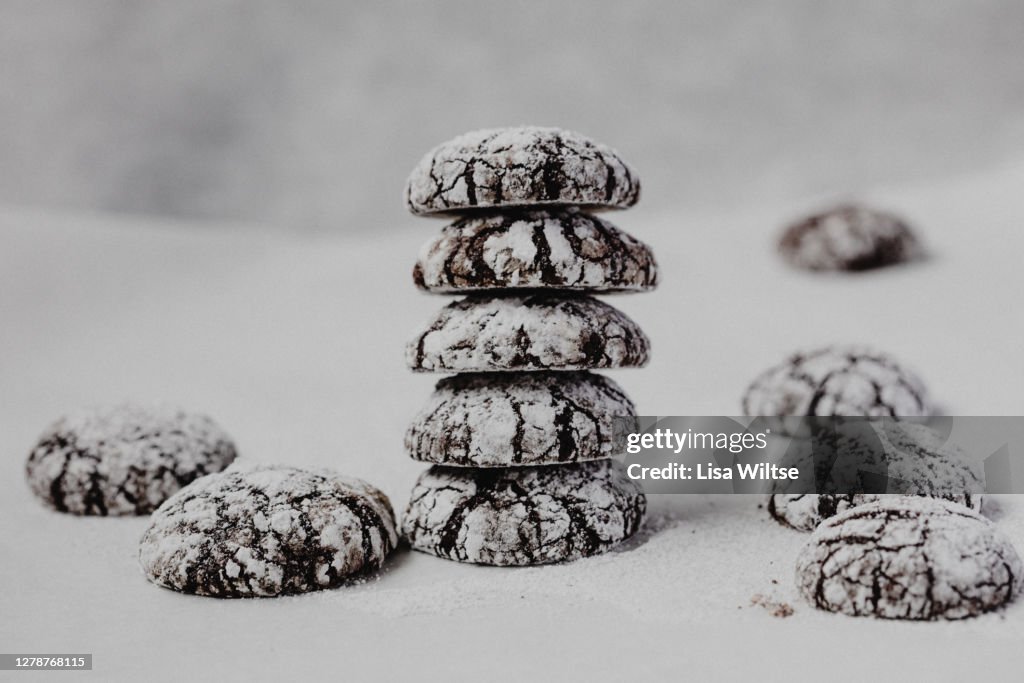 Crinkle cookies with powdered sugar