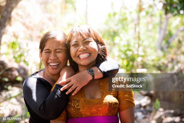 balinesische beste freunde lachen - indonesian ethnicity stock-fotos und bilder